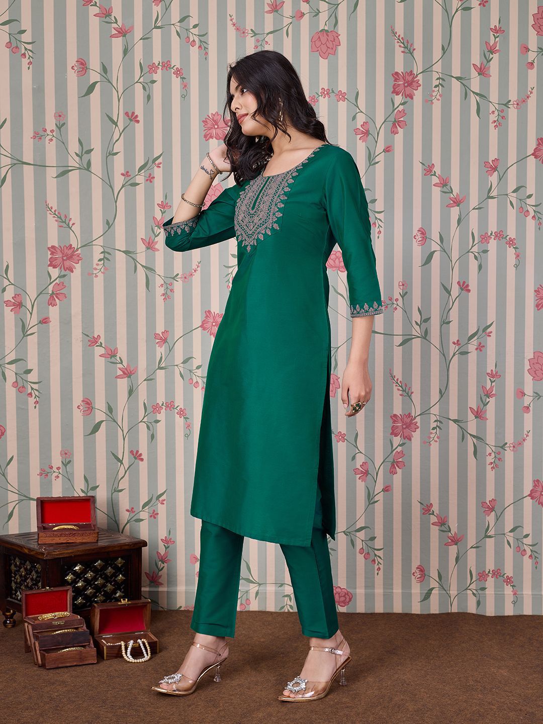 Dhiyona OD  Women Embroidered Straight Kurta