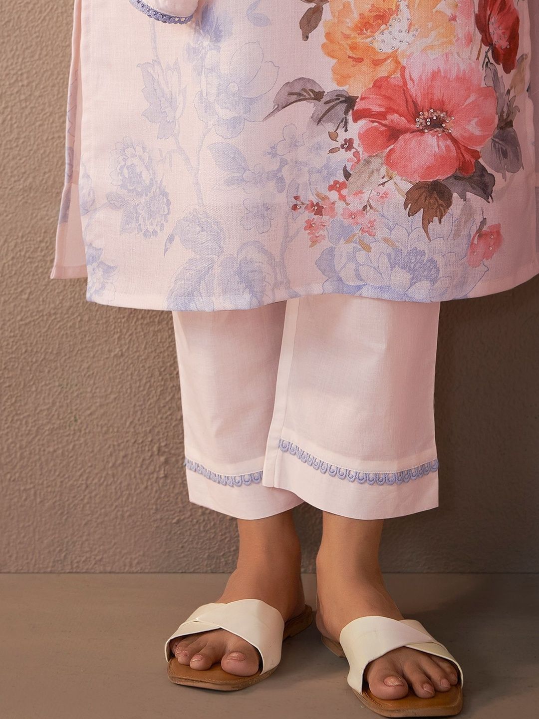 Women Floral Printed Regular Linen Kurta with Trousers & With Dupatta