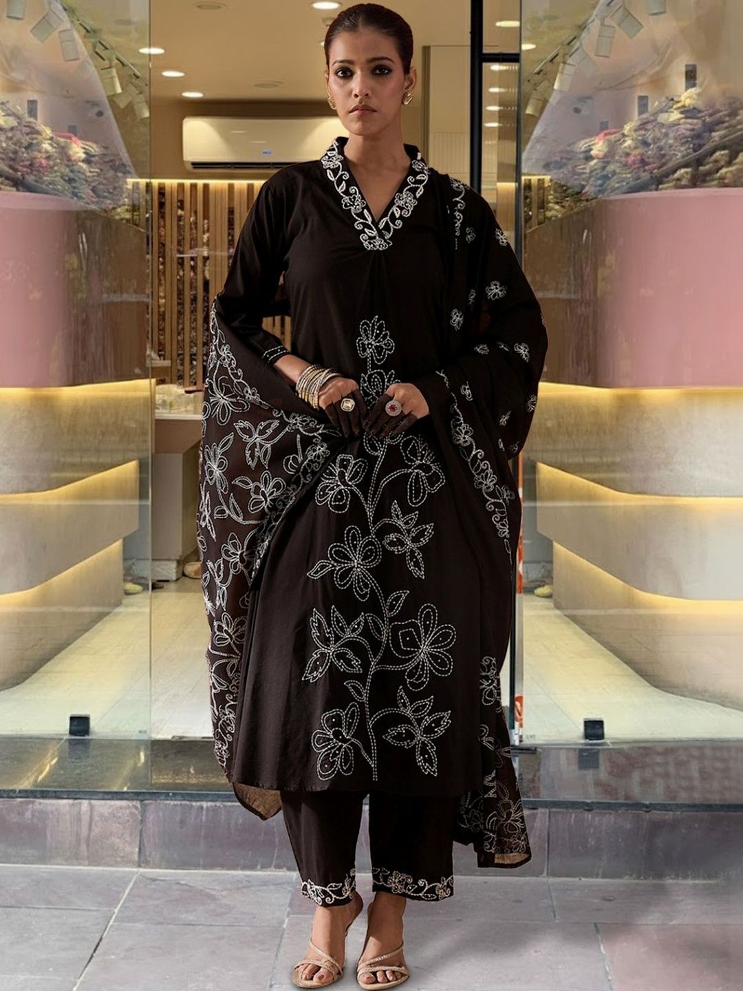 Women Ethnic Motifs Embroidered Regular Thread Work Pure Cotton Kurta with Trousers & With Dupatta