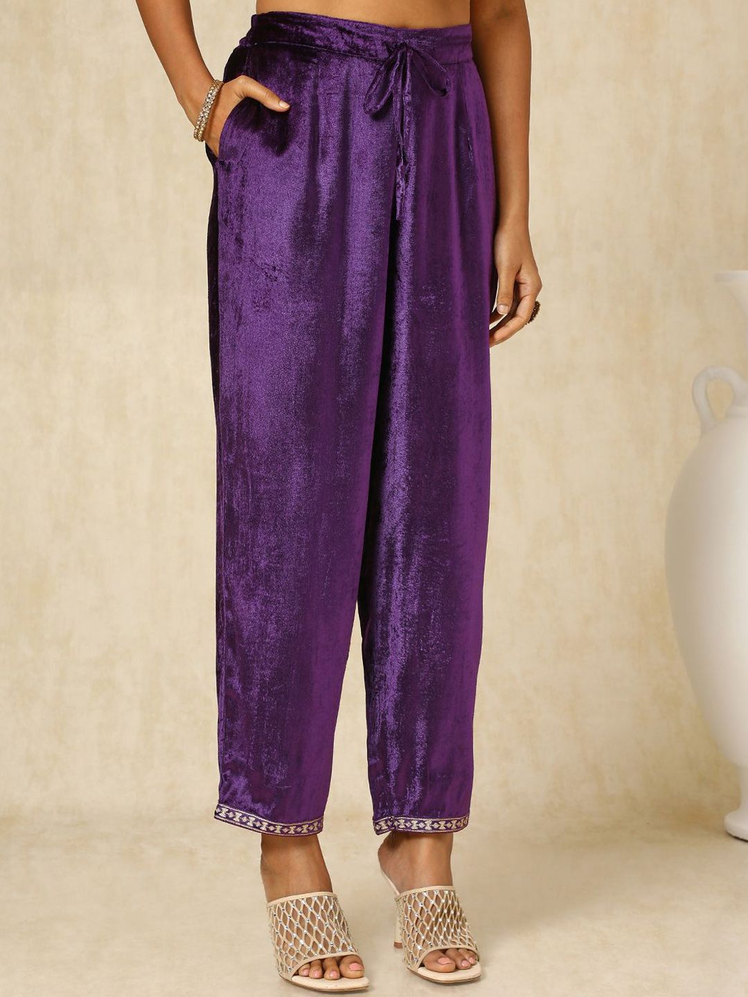 Dhiyona SO Women's Paisley Embroidered Straight Velvet Kurta with Trousers