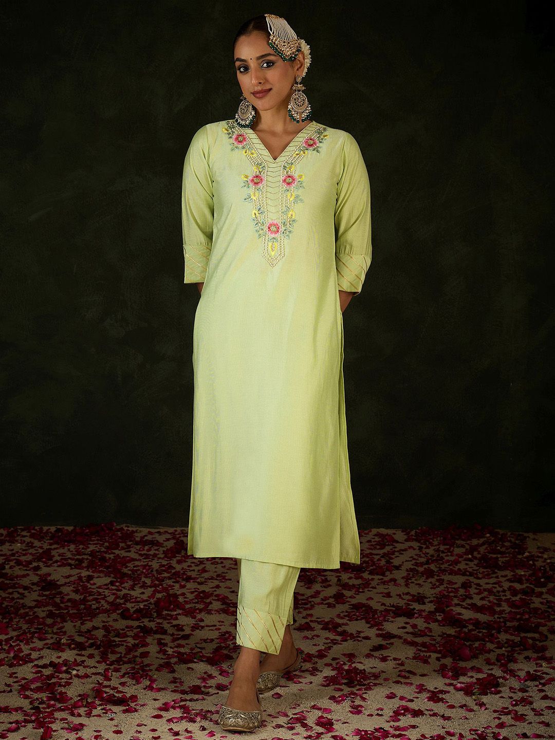 Women Floral Embroidered Regular Thread Work Kurta with Trousers & With Dupatta
