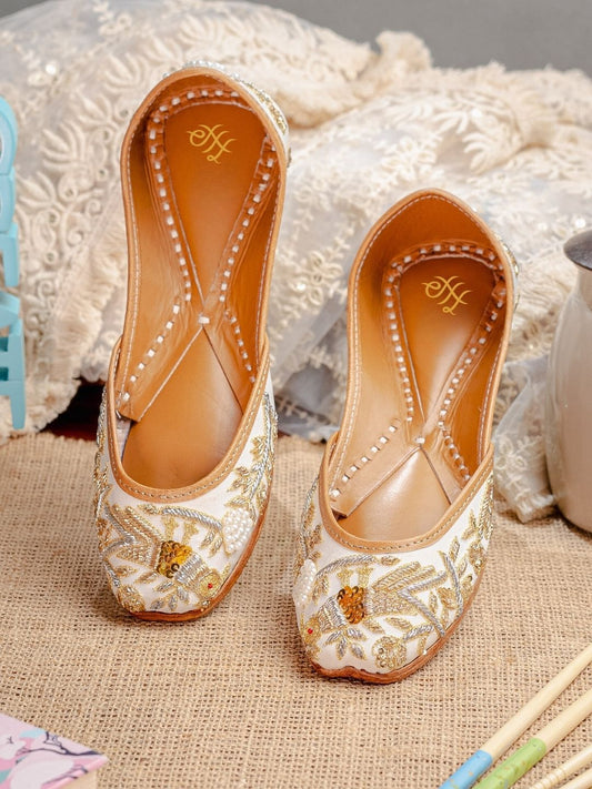 Dhiyona HOP Women Embellished Embroidered Mojaris Flats