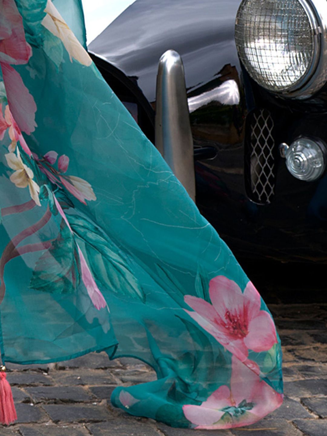 Women Floral Embroidered Regular Thread Work Kurta with Trousers & With Dupatta