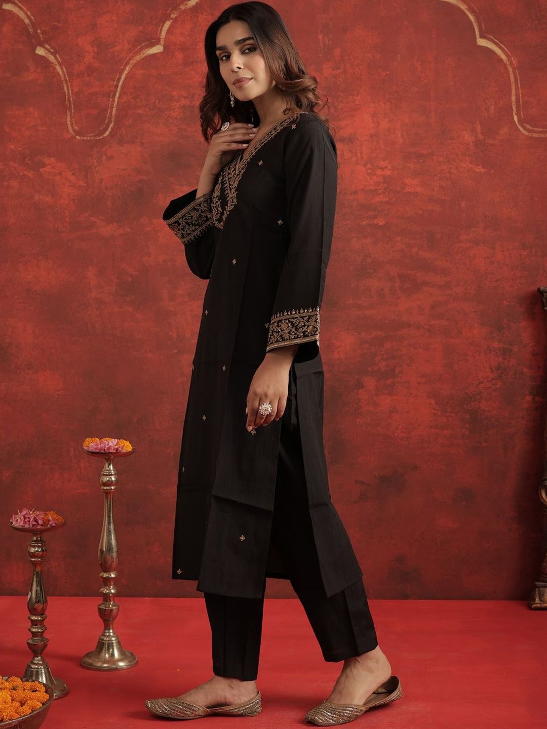 Women Ethnic Motifs Embroidered Regular Thread Work Liva Kurta with Trousers