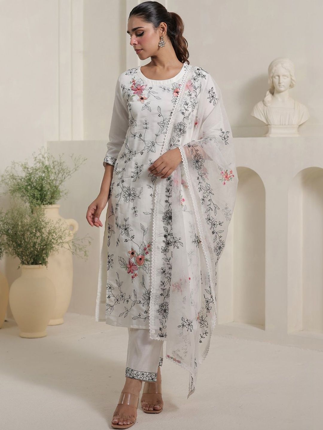 Women Floral Printed Regular Kurta with Trousers & With Dupatta