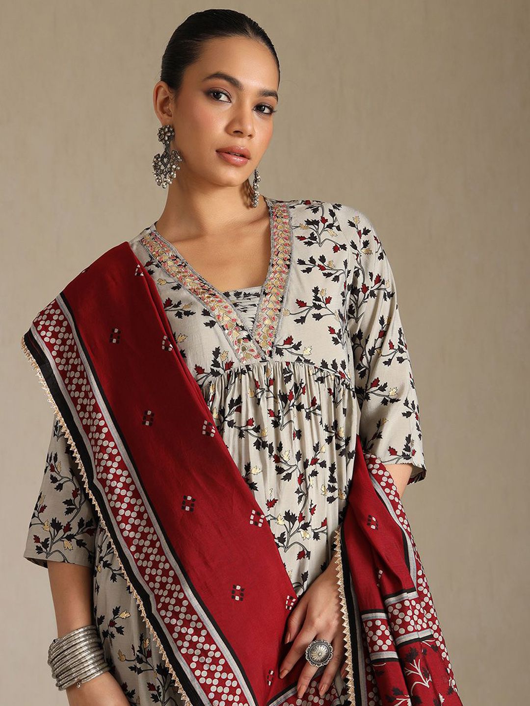 Dhiyona SO Women's Women Floral Printed Sequinned V-Neck Kurta with Trousers & With Dupatta