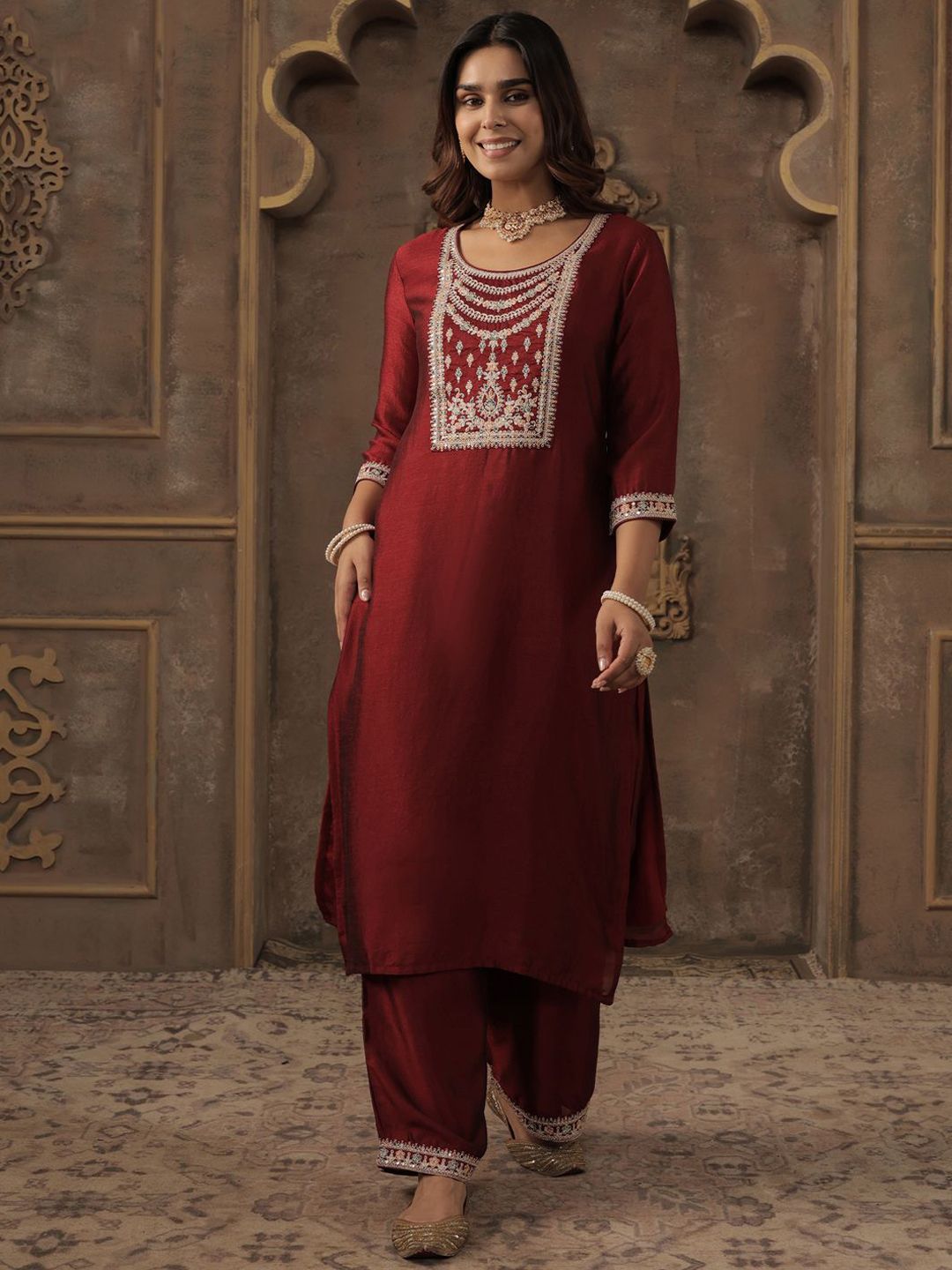 Dhiyona IE Floral Yoke Design Thread Work Straight Kurta With Trousers