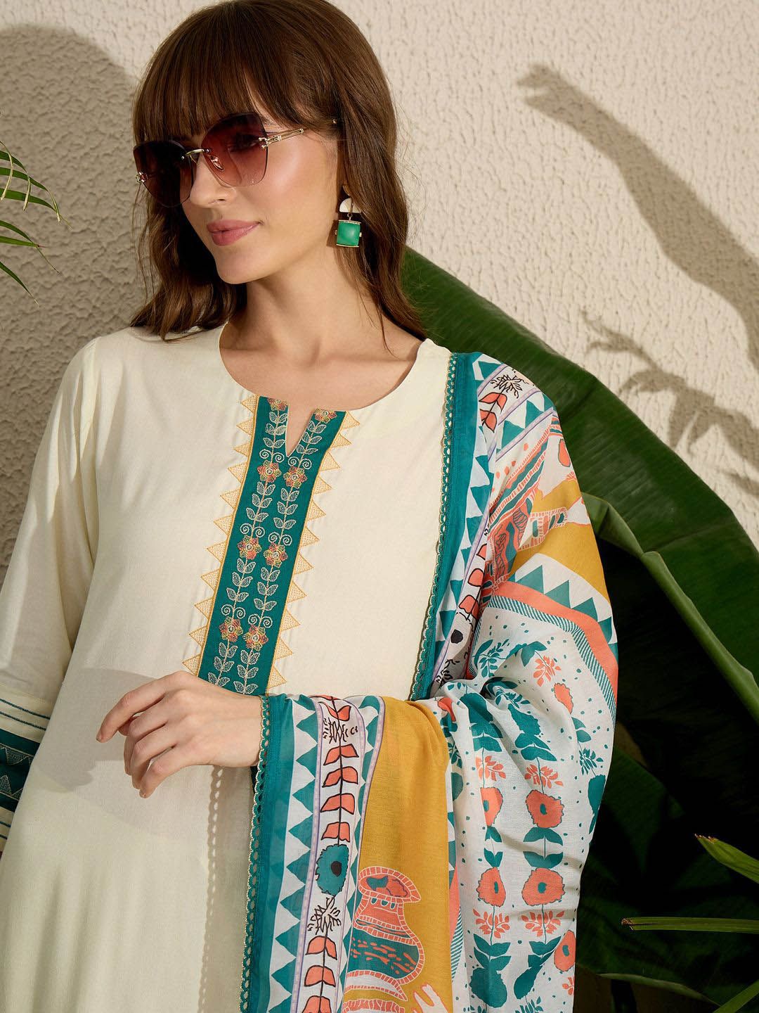 Ethnic Motifs Embroidered Thread Work Kurta with Trousers & With Dupatta
