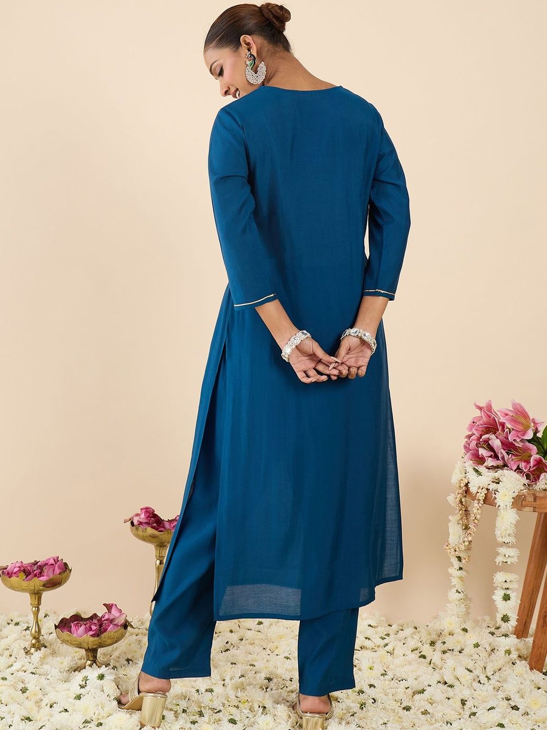 Dhiyona IE Embroidered V-Neck Three-Quarter Sleeves Tunic And Trousers