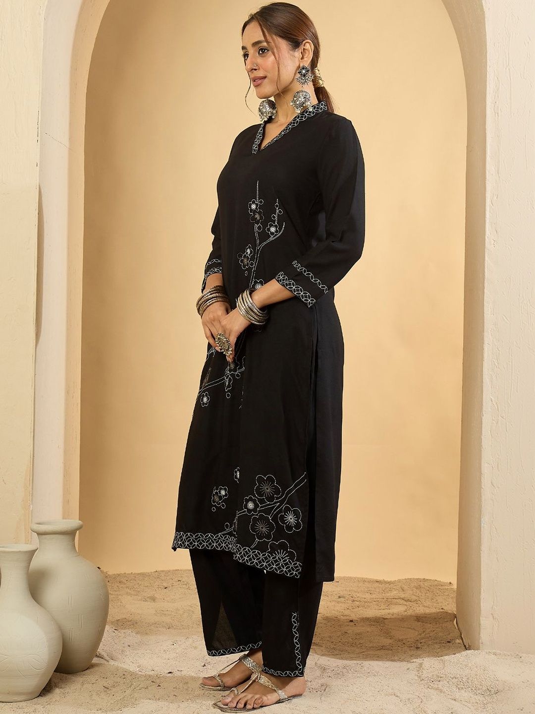 Women Floral Embroidered Regular Thread Work Kurta with Trousers