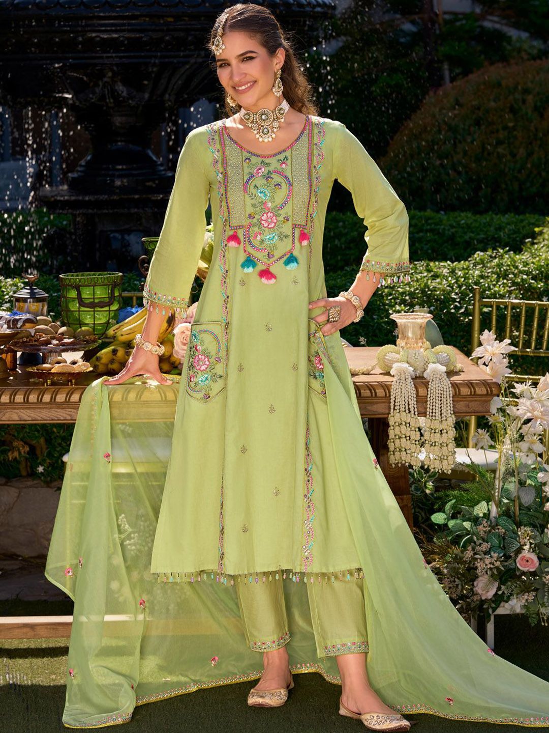 Women Floral Embroidered Regular Thread Work Kurta with Trousers & With Dupatta