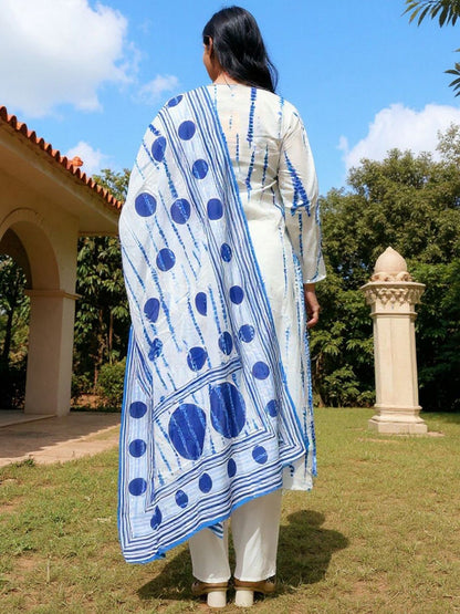 Women Geometric Printed Cotton Kurta with Trousers & Dupatta
