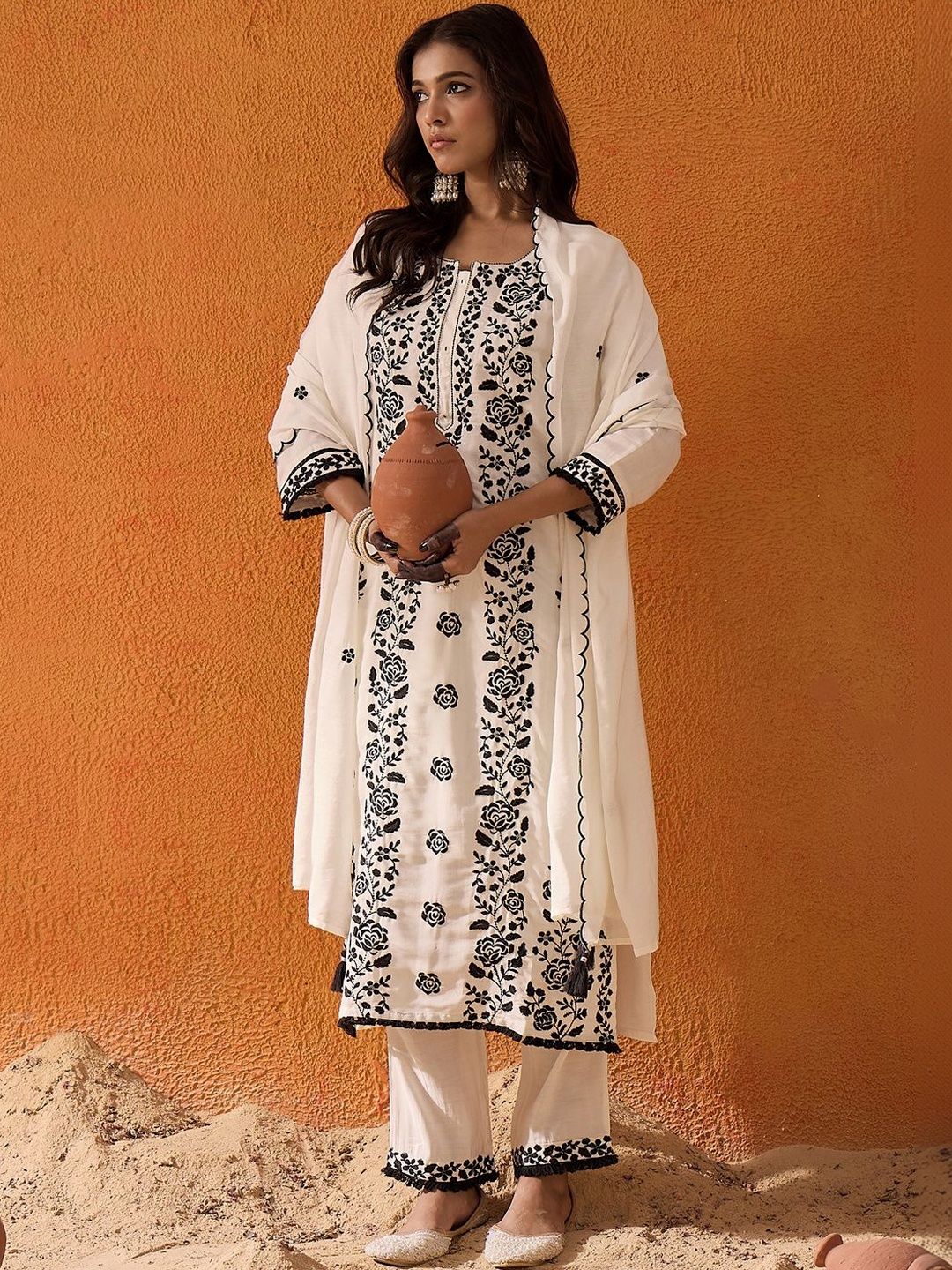 Women Floral Embroidered Regular Thread Work Kurta with Trousers & With Dupatta