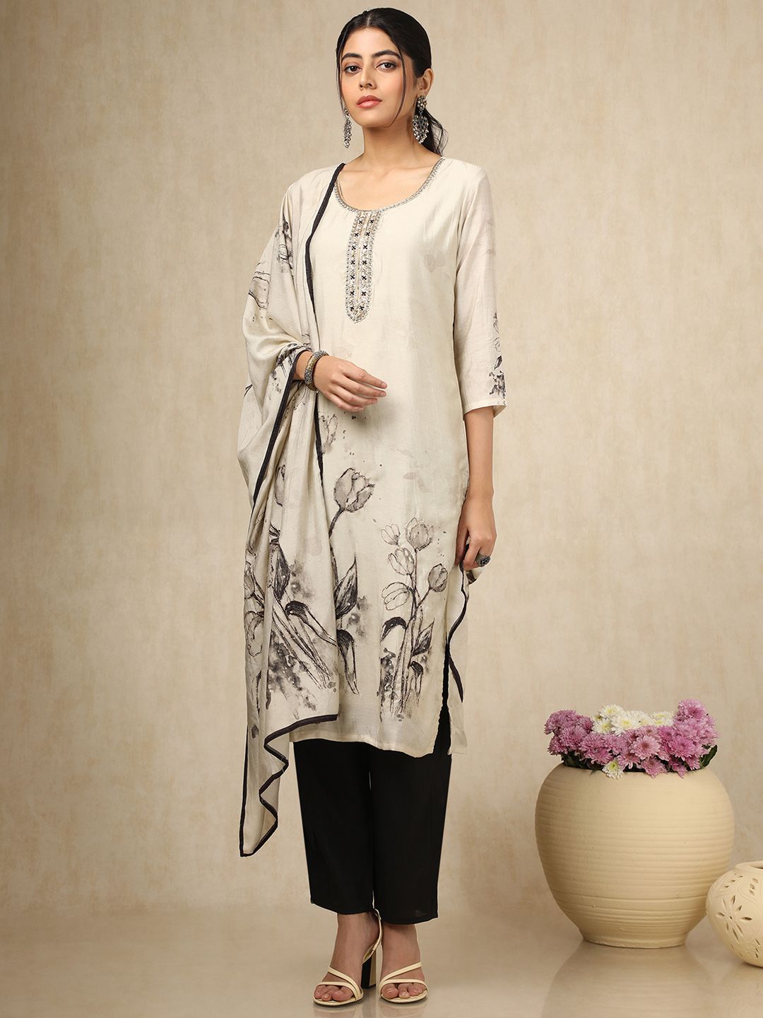 Dhiyona SO Women's Women Floral Printed Regular Beads and Stones Kurta with Trousers & With Dupatta