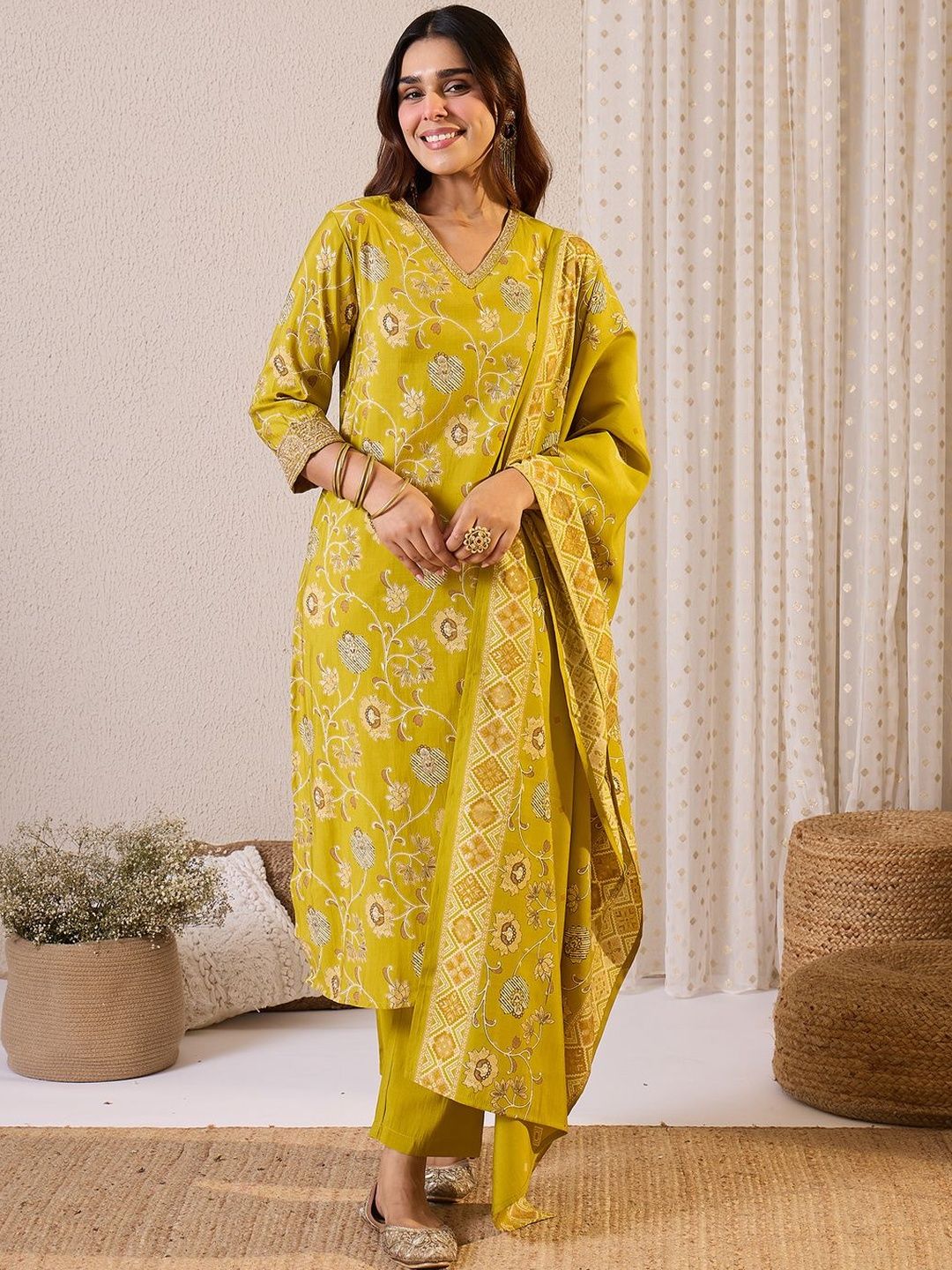 Women Floral Printed Kurta with Trousers & Dupatta