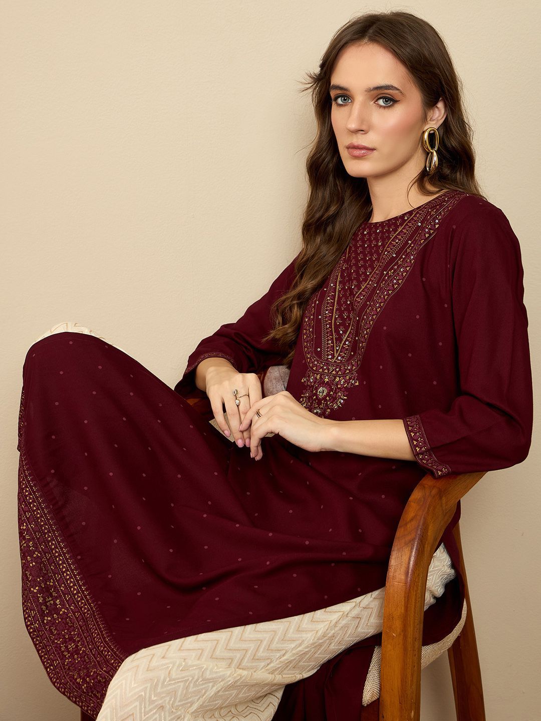Dhiyona IE Floral Printed Round Neck Sequinned Straight Kurta