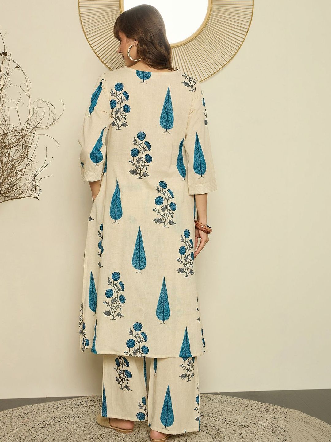 Women Floral Printed Regular Kurta with Trousers