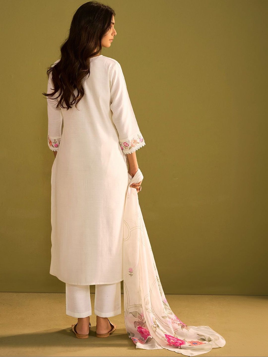 Women Floral Embroidered Regular Thread Work Kurta with Trousers & With Dupatta