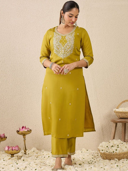 Women Embroidered Regular Thread Work Kurta And Trousers With Dupatta