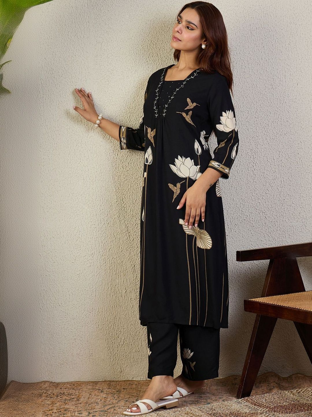 Women Floral Printed Regular Thread Work Kurta with Trousers