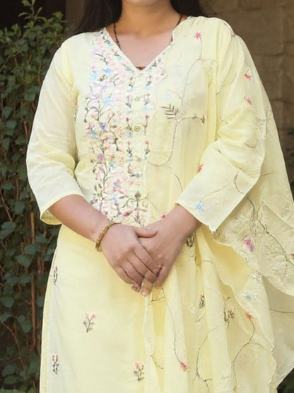 Women Floral Embroidered Thread Work Pure Cotton Kurta with Trousers & Dupatta