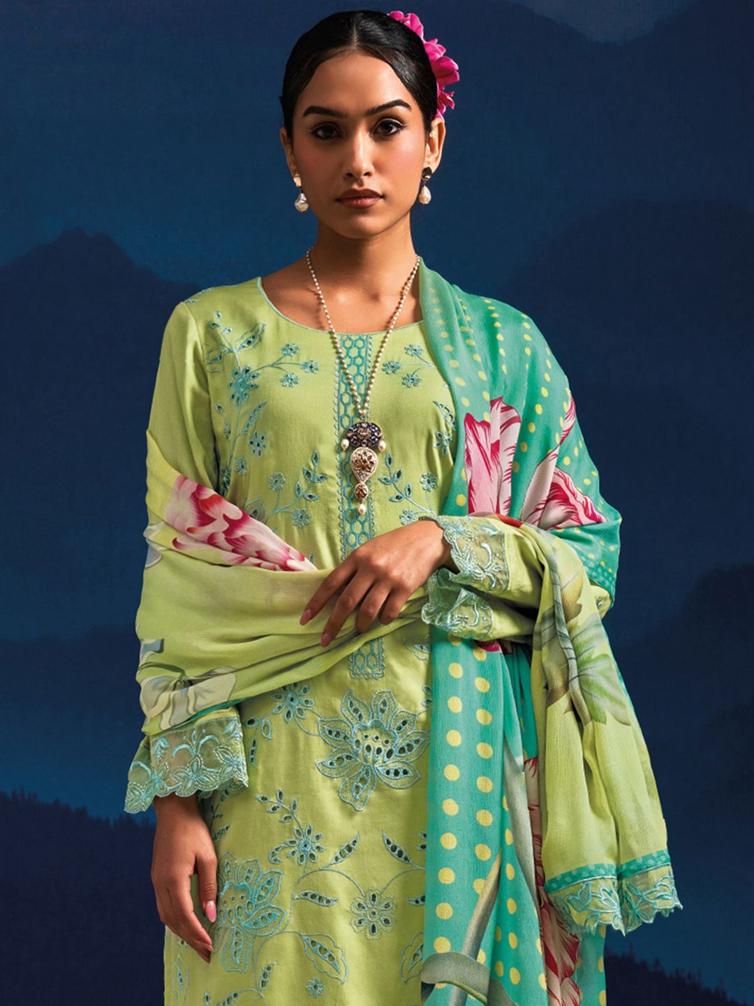 Women Floral Embroidered Regular Thread Work Kurta with Trousers & With Dupatta