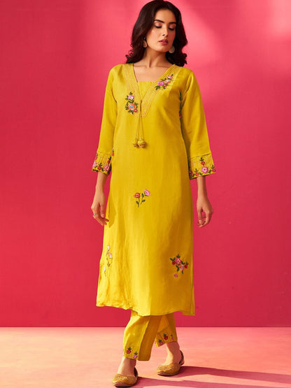 Women Floral Embroidered Kurta with Trousers