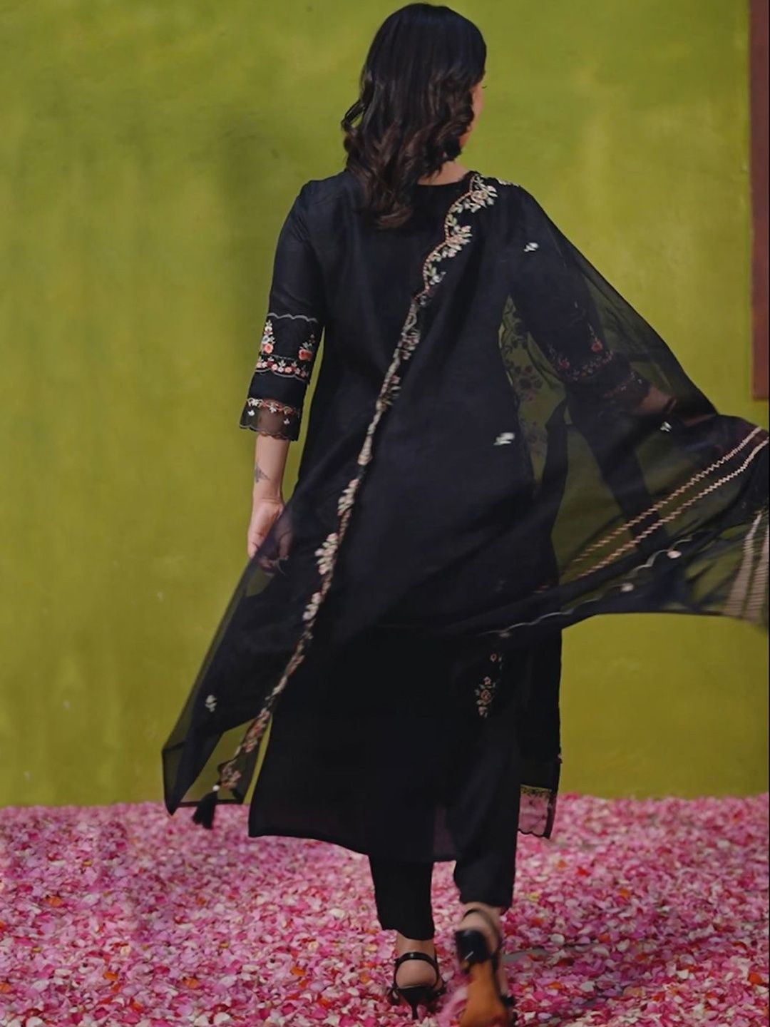 Women Floral Embroidered Regular Thread Work Kurta with Trousers & With Dupatta