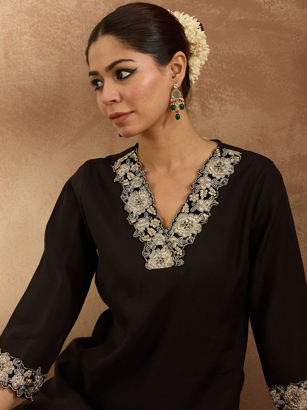 Women Floral Kurta with Trousers