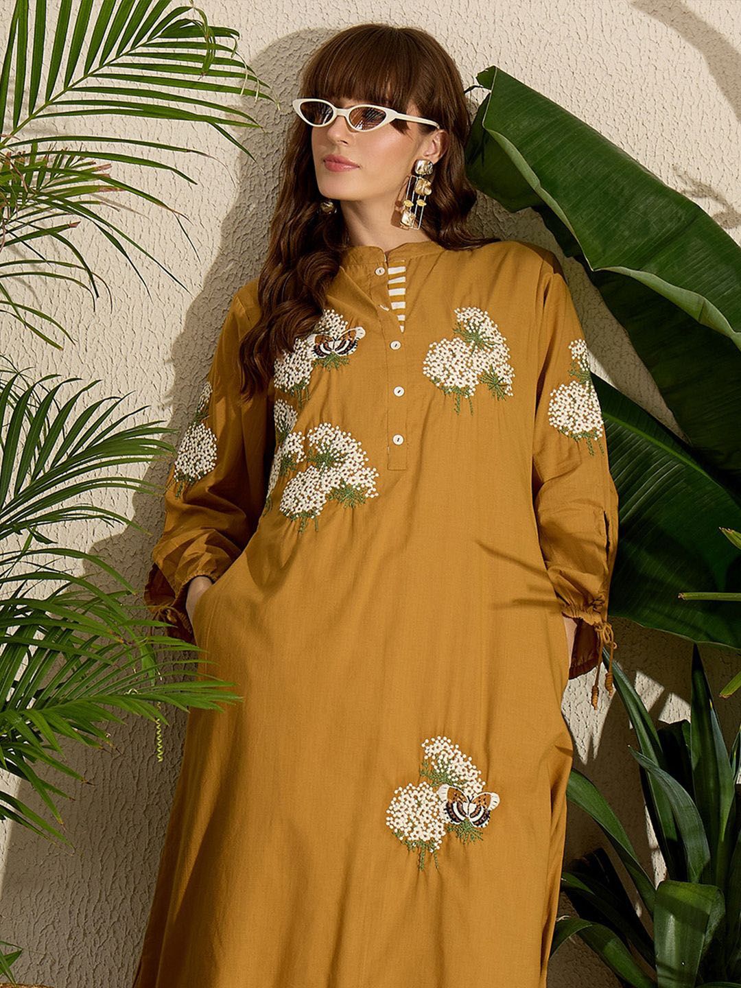 Women Floral Embroidered Pure Cotton Kurta with Trousers