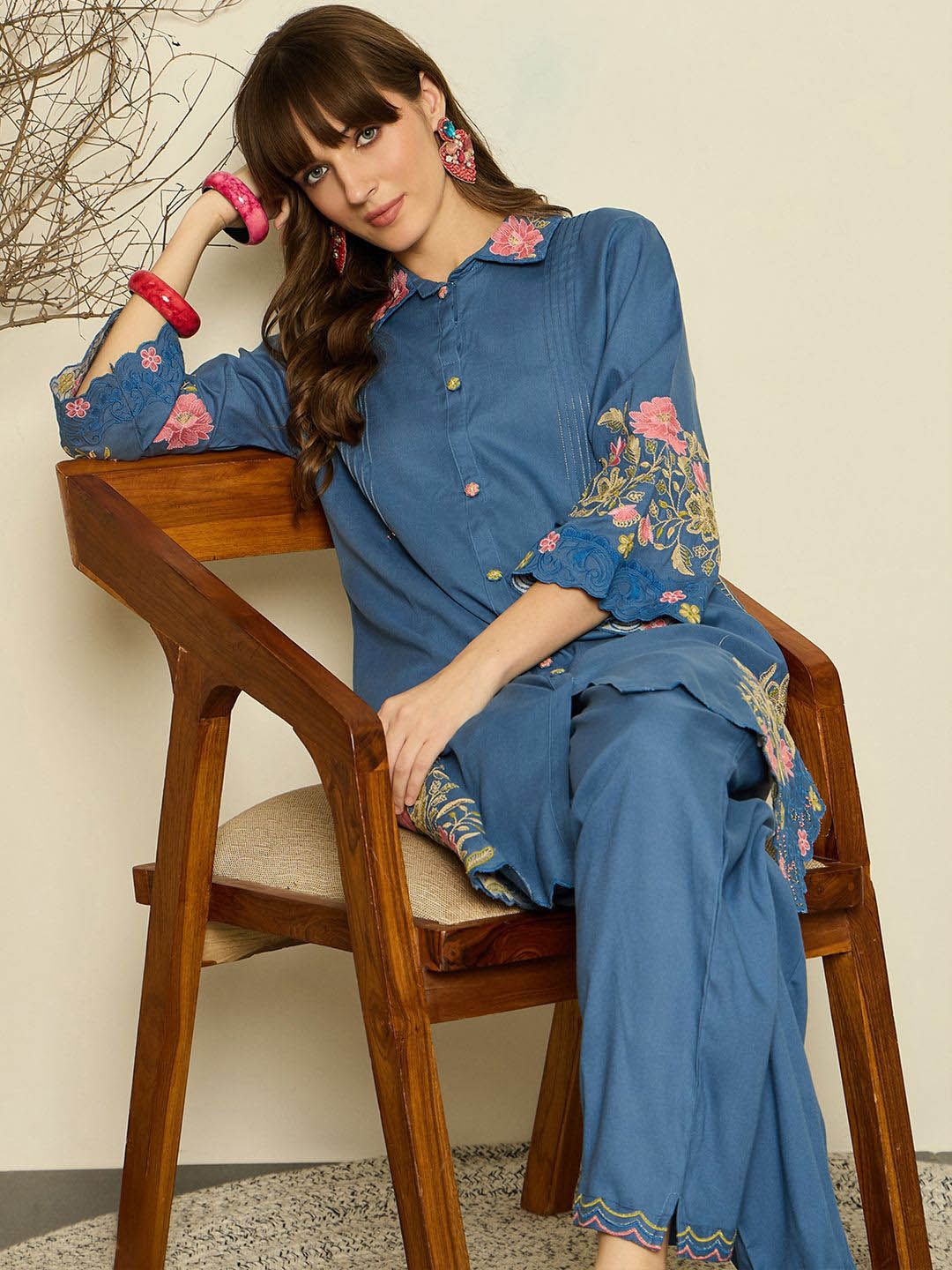 Women Floral Embroidered Thread Work Kurta with Trousers