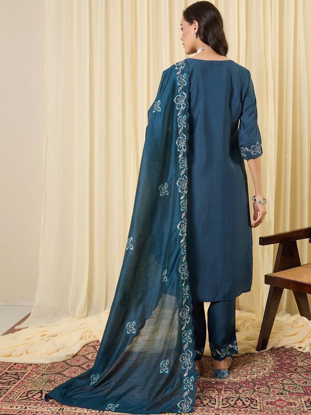 Women Floral Embroidered Regular Thread Work Kurta with Trousers & With Dupatta