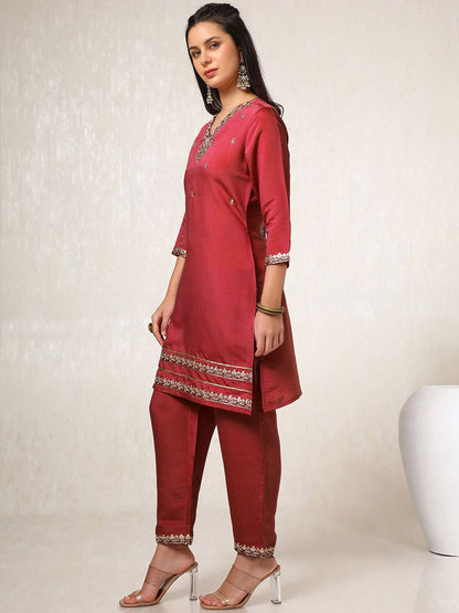 Dhiyona SO Women's Red Floral Embroidered Zari Straight Kurta With Trousers