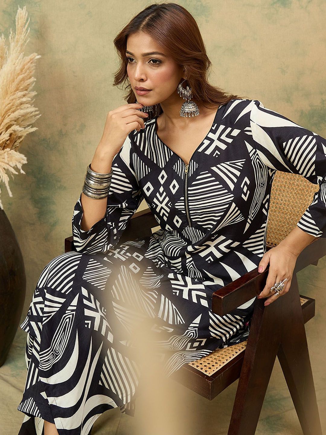 Dhiyona VA Women's Geometric Printed V-Neck Kurta with Trousers