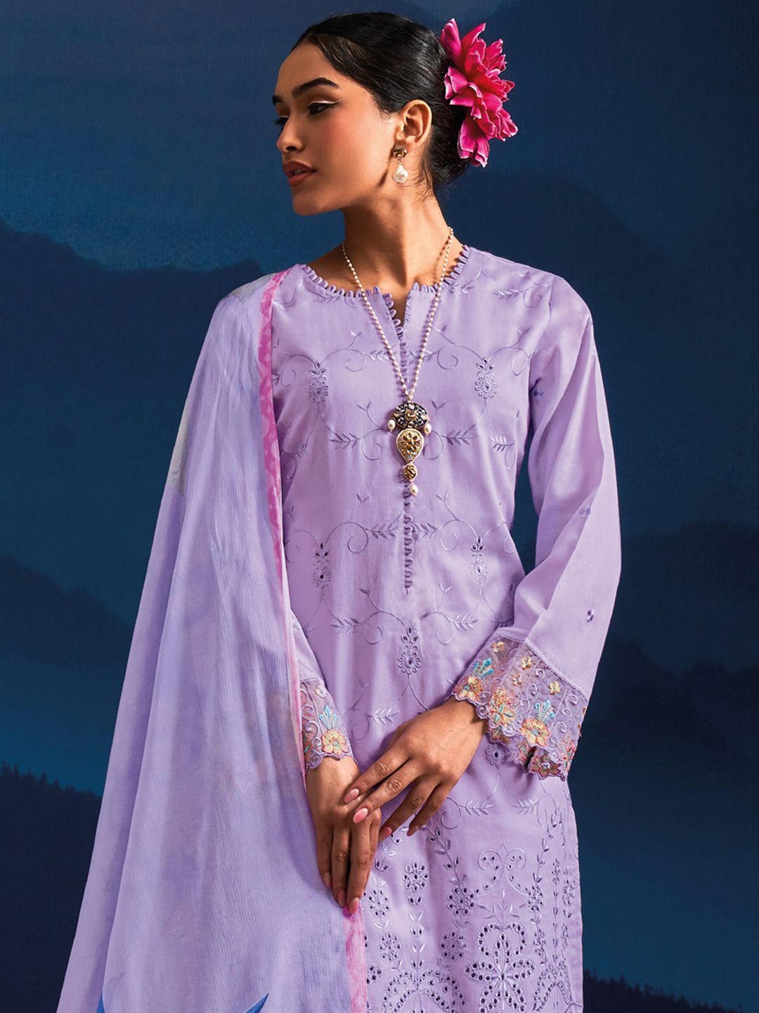 Dhiyona IE Women Floral Embroidered Regular Thread Work Kurta with Trousers & With Dupatta