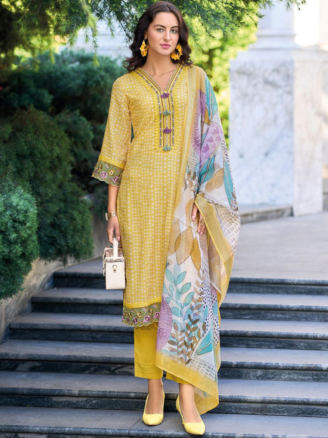 Women Floral Embroidered Thread Work Linen Kurta with Trousers & With Dupatta