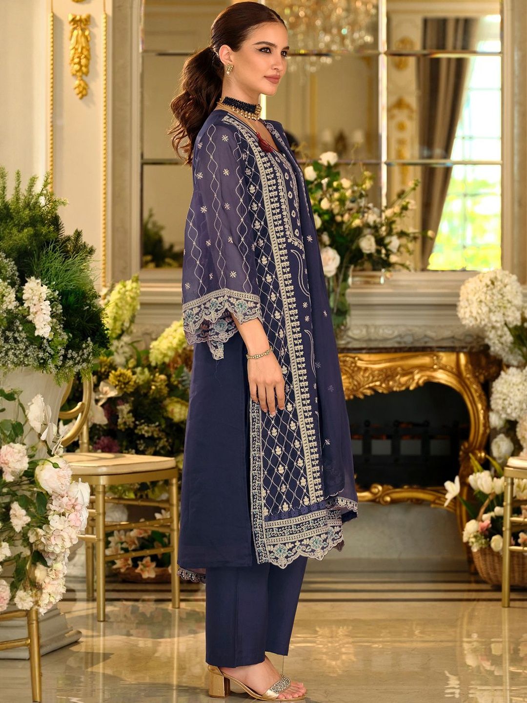 Women Ethnic Motifs Embroidered Regular Thread Work Kurta Set