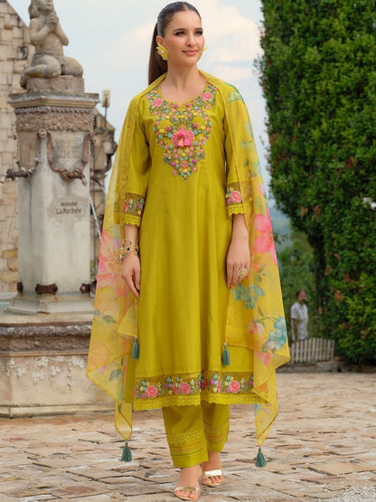 Women Floral Embroidered Regular Thread Work Kurta And Trousers With Dupatta