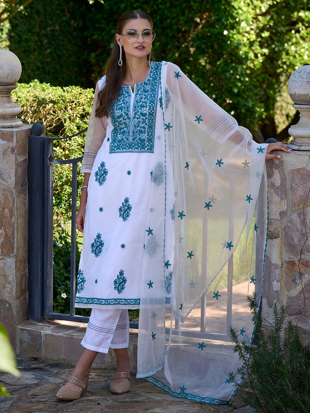 Women Floral Embroidered Regular Thread Work Kurta with Trousers & With Dupatta