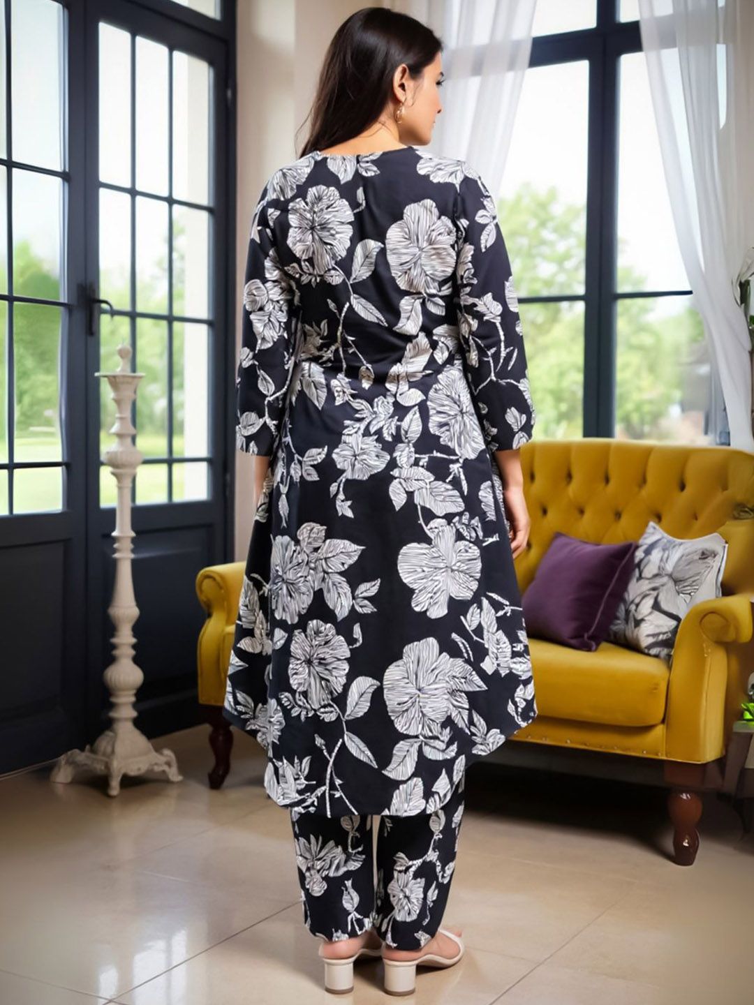 Women Floral Printed Pure Cotton Kurta with Trouser