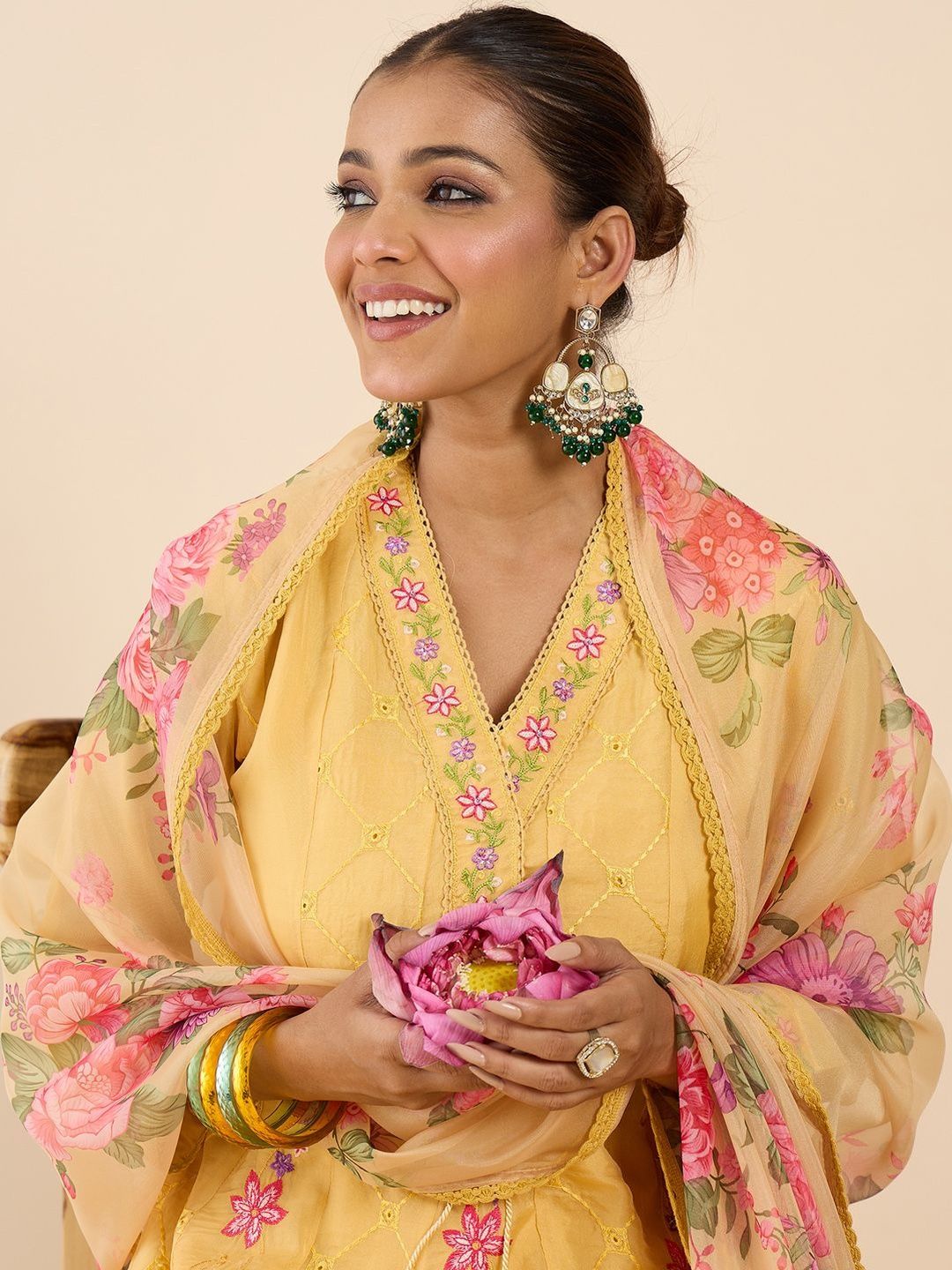 Women Floral Embroidered Regular Thread Work Kurta with Trousers & With Dupatta